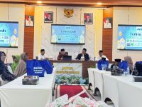 FOTO: Kepala Bappeda Sumenep, Arif Firmanto (tengah), saat menghadiri kegiatan sosial yang digelar Jaringan Media Siber Indonesia (JMSI) Sumenep dalam momentum Ramadan berbagi bersama anak yatim dan janda.