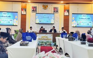 FOTO: Kepala Bappeda Sumenep, Arif Firmanto (tengah), saat menghadiri kegiatan sosial yang digelar Jaringan Media Siber Indonesia (JMSI) Sumenep dalam momentum Ramadan berbagi bersama anak yatim dan janda.