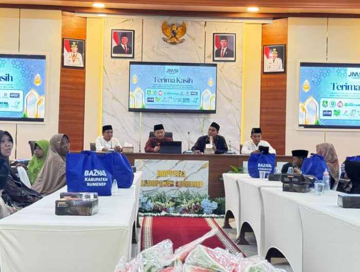 FOTO: Kepala Bappeda Sumenep, Arif Firmanto (tengah), saat menghadiri kegiatan sosial yang digelar Jaringan Media Siber Indonesia (JMSI) Sumenep dalam momentum Ramadan berbagi bersama anak yatim dan janda.