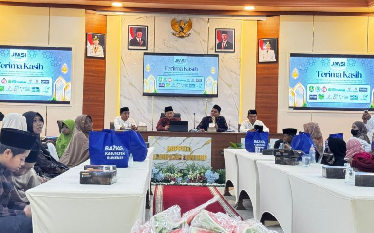 FOTO: Kepala Bappeda Sumenep, Arif Firmanto (tengah), saat menghadiri kegiatan sosial yang digelar Jaringan Media Siber Indonesia (JMSI) Sumenep dalam momentum Ramadan berbagi bersama anak yatim dan janda.