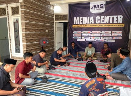 FOTO: Pengurus JMSI Kabupaten Sumenep saat menggelar buka puasa bersama di Sekretariat JMSI, Jalan Sultan Abdurrahman Gang V Nomor 13, Kota Sumenep, Senin (16/3/2026) sore.