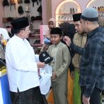 FOTO: Wakil Bupati Sumenep, KH. Imam Hasyim, terlihat mendampingi anak-anak yatim saat memilih baju lebaran di salah satu toko, menciptakan suasana hangat dan penuh kebersamaan.