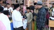 FOTO: Wakil Bupati Sumenep, KH. Imam Hasyim, terlihat mendampingi anak-anak yatim saat memilih baju lebaran di salah satu toko, menciptakan suasana hangat dan penuh kebersamaan.