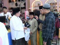 FOTO: Wakil Bupati Sumenep, KH. Imam Hasyim, terlihat mendampingi anak-anak yatim saat memilih baju lebaran di salah satu toko, menciptakan suasana hangat dan penuh kebersamaan.