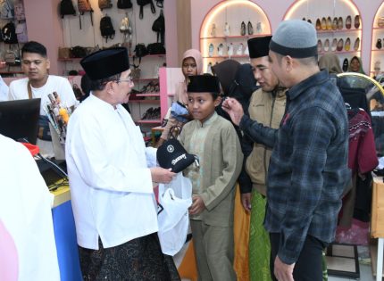 FOTO: Wakil Bupati Sumenep, KH. Imam Hasyim, terlihat mendampingi anak-anak yatim saat memilih baju lebaran di salah satu toko, menciptakan suasana hangat dan penuh kebersamaan.