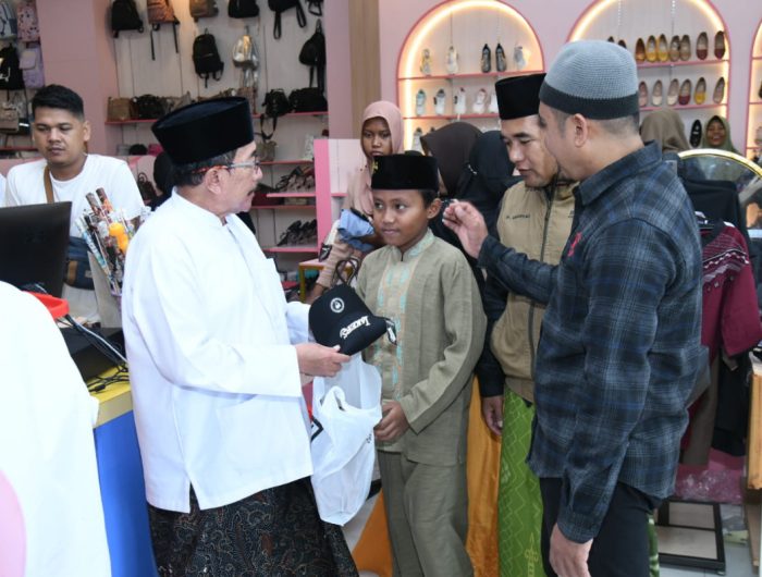FOTO: Wakil Bupati Sumenep, KH. Imam Hasyim, terlihat mendampingi anak-anak yatim saat memilih baju lebaran di salah satu toko, menciptakan suasana hangat dan penuh kebersamaan.