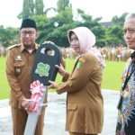 FOTO: Bupati Sumenep Achmad Fauzi Wongsojudo saat menyerahkan kunci mobil Lasehat kepada Direktur RSUD dr H Moh. Anwar Sumenep dr. Erliyati, didampingi Direktur Utama Bank BPRS Bhakti Sumekar Hairil Fajar. (Dok. wartazone.com)