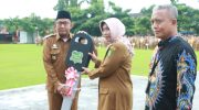 FOTO: Bupati Sumenep Achmad Fauzi Wongsojudo saat menyerahkan kunci mobil Lasehat kepada Direktur RSUD dr H Moh. Anwar Sumenep dr. Erliyati, didampingi Direktur Utama Bank BPRS Bhakti Sumekar Hairil Fajar. (Dok. wartazone.com)