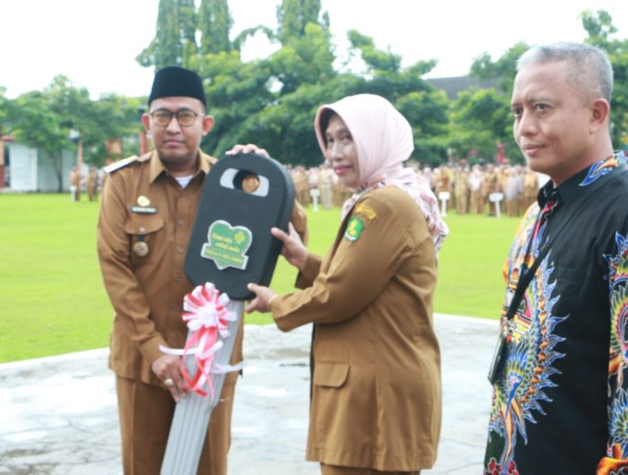 FOTO: Bupati Sumenep Achmad Fauzi Wongsojudo saat menyerahkan kunci mobil Lasehat kepada Direktur RSUD dr H Moh. Anwar Sumenep dr. Erliyati, didampingi Direktur Utama Bank BPRS Bhakti Sumekar Hairil Fajar. (Dok. wartazone.com)
