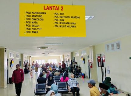 FOTO: Aktifitas pelayanan di lantai II gedung Poli Terpadu RSUD dr. H. Moh Anwar Sumenep. (Ist/wartazone.com)