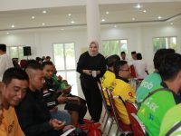FOTO: Tim MH Said Abdullah, saat menyerahkan bantuan sosial berupa paket sembako dan tali asih kepada ratusan pengemudi ojek online (ojol) di Kabupaten Sumenep, Jumat (20/3/2026).