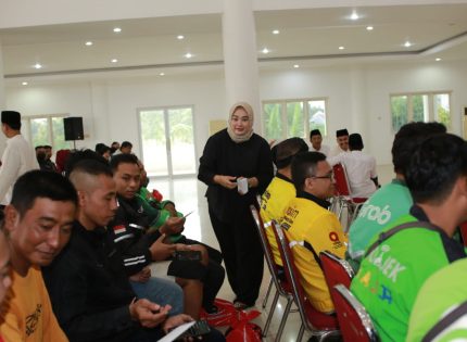 FOTO: Tim MH Said Abdullah, saat menyerahkan bantuan sosial berupa paket sembako dan tali asih kepada ratusan pengemudi ojek online (ojol) di Kabupaten Sumenep, Jumat (20/3/2026).