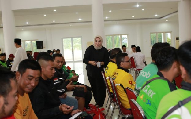 FOTO: Tim MH Said Abdullah, saat menyerahkan bantuan sosial berupa paket sembako dan tali asih kepada ratusan pengemudi ojek online (ojol) di Kabupaten Sumenep, Jumat (20/3/2026).