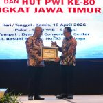 FOTO: Ketua DPD PDI Perjuangan Jawa Timur sekaligus Ketua Badan Anggaran (Banggar) DPR RI, Said Abdullah, menerima penghargaan dari Persatuan Wartawan Indonesia Jawa Timur.
