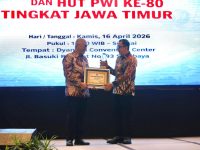 FOTO: Ketua DPD PDI Perjuangan Jawa Timur sekaligus Ketua Badan Anggaran (Banggar) DPR RI, Said Abdullah, menerima penghargaan dari Persatuan Wartawan Indonesia Jawa Timur.