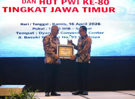 FOTO: Ketua DPD PDI Perjuangan Jawa Timur sekaligus Ketua Badan Anggaran (Banggar) DPR RI, Said Abdullah, menerima penghargaan dari Persatuan Wartawan Indonesia Jawa Timur.