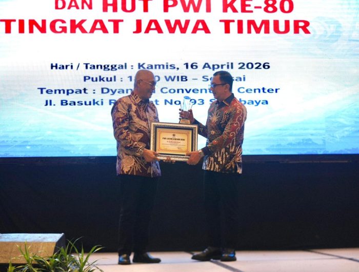 FOTO: Ketua DPD PDI Perjuangan Jawa Timur sekaligus Ketua Badan Anggaran (Banggar) DPR RI, Said Abdullah, menerima penghargaan dari Persatuan Wartawan Indonesia Jawa Timur.