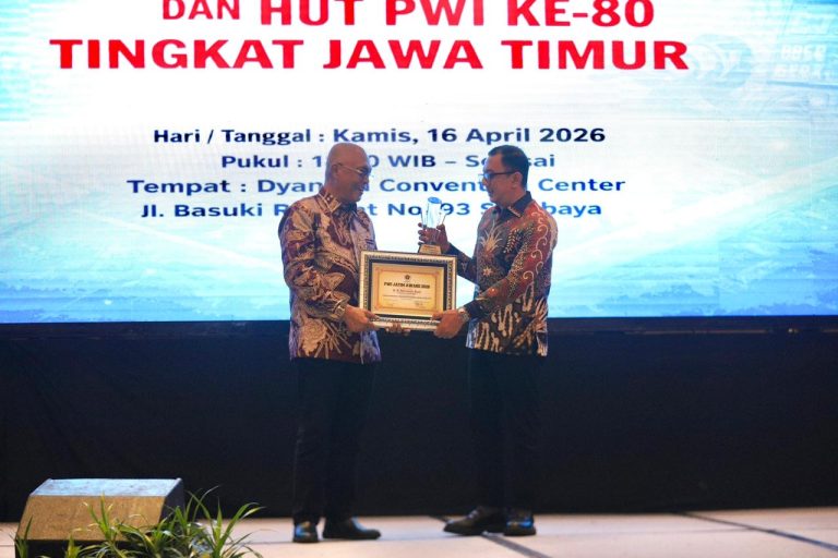 FOTO: Ketua DPD PDI Perjuangan Jawa Timur sekaligus Ketua Badan Anggaran (Banggar) DPR RI, Said Abdullah, menerima penghargaan dari Persatuan Wartawan Indonesia Jawa Timur.