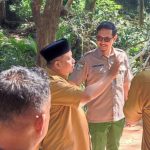 FOTO: Wakil Bupati Bondowoso, As’ad Yahya Safi’i, saat mengecek pembangunan akses jalan di kawasan Jembatan Alternatif Sukowiryo. (Ist/wartazone.com)