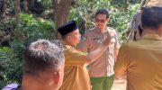 FOTO: Wakil Bupati Bondowoso, As’ad Yahya Safi’i, saat mengecek pembangunan akses jalan di kawasan Jembatan Alternatif Sukowiryo. (Ist/wartazone.com)