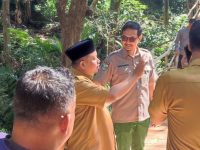 FOTO: Wakil Bupati Bondowoso, As’ad Yahya Safi’i, saat mengecek pembangunan akses jalan di kawasan Jembatan Alternatif Sukowiryo. (Ist/wartazone.com)