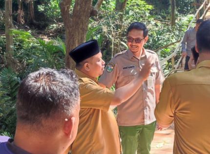 FOTO: Wakil Bupati Bondowoso, As’ad Yahya Safi’i, saat mengecek pembangunan akses jalan di kawasan Jembatan Alternatif Sukowiryo. (Ist/wartazone.com)