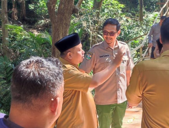 FOTO: Wakil Bupati Bondowoso, As’ad Yahya Safi’i, saat mengecek pembangunan akses jalan di kawasan Jembatan Alternatif Sukowiryo. (Ist/wartazone.com)