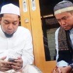 FOTO: Dr. Naghfir saat sowan ke pengasuh Pondok Pesantren Salafiyah Syafi’iyah Sukorejo Situbondo, KHR Ahmad Azaim Ibrahimy. (Ist/wartazone.com)