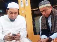 FOTO: Dr. Naghfir saat sowan ke pengasuh Pondok Pesantren Salafiyah Syafi’iyah Sukorejo Situbondo, KHR Ahmad Azaim Ibrahimy. (Ist/wartazone.com)