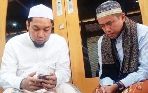 FOTO: Dr. Naghfir saat sowan ke pengasuh Pondok Pesantren Salafiyah Syafi’iyah Sukorejo Situbondo, KHR Ahmad Azaim Ibrahimy. (Ist/wartazone.com)