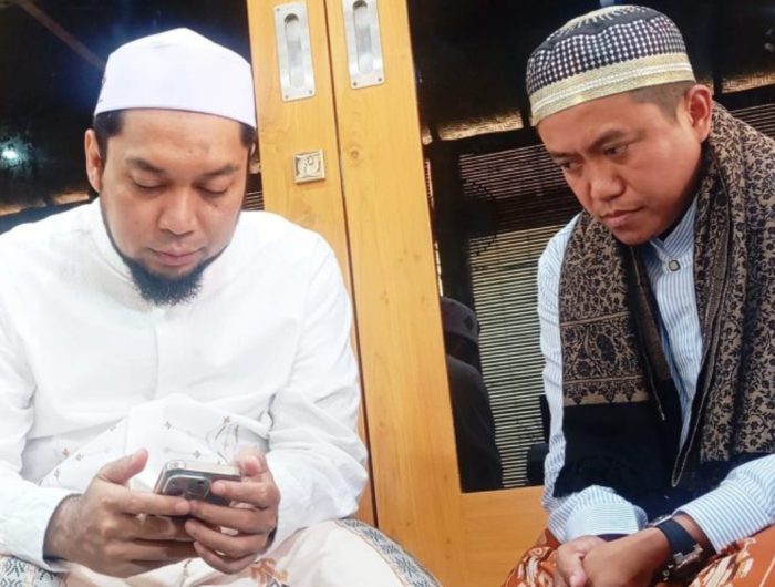 FOTO: Dr. Naghfir saat sowan ke pengasuh Pondok Pesantren Salafiyah Syafi’iyah Sukorejo Situbondo, KHR Ahmad Azaim Ibrahimy. (Ist/wartazone.com)