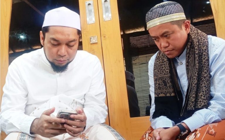 FOTO: Dr. Naghfir saat sowan ke pengasuh Pondok Pesantren Salafiyah Syafi’iyah Sukorejo Situbondo, KHR Ahmad Azaim Ibrahimy. (Ist/wartazone.com)