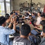 FOTO: Owner Makayasa, H. Supriyadi berbincang santai bersama insan media dalam agenda Halalbihalal dan silaturahim di Ayoka Cafe, Sumenep, Rabu (8/4/2026).
