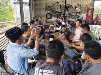 FOTO: Owner Makayasa, H. Supriyadi berbincang santai bersama insan media dalam agenda Halalbihalal dan silaturahim di Ayoka Cafe, Sumenep, Rabu (8/4/2026).