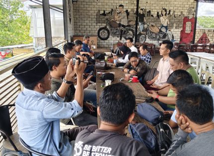 FOTO: Owner Makayasa, H. Supriyadi berbincang santai bersama insan media dalam agenda Halalbihalal dan silaturahim di Ayoka Cafe, Sumenep, Rabu (8/4/2026).