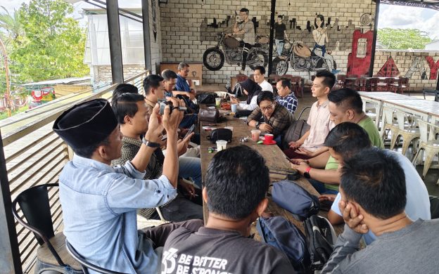 FOTO: Owner Makayasa, H. Supriyadi berbincang santai bersama insan media dalam agenda Halalbihalal dan silaturahim di Ayoka Cafe, Sumenep, Rabu (8/4/2026).