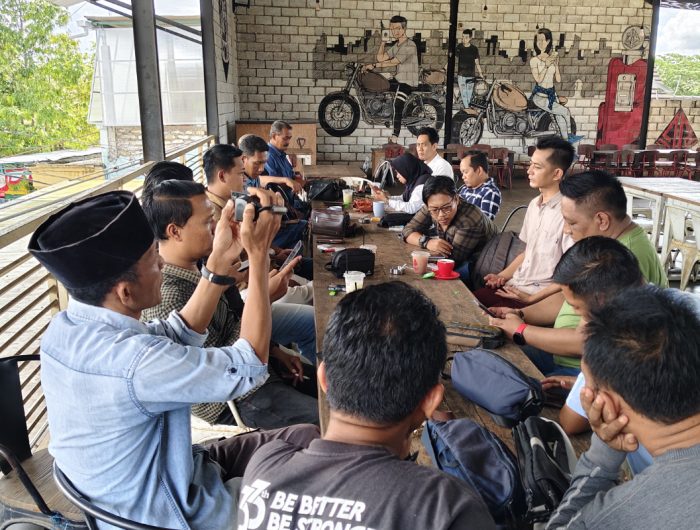 FOTO: Owner Makayasa, H. Supriyadi berbincang santai bersama insan media dalam agenda Halalbihalal dan silaturahim di Ayoka Cafe, Sumenep, Rabu (8/4/2026).
