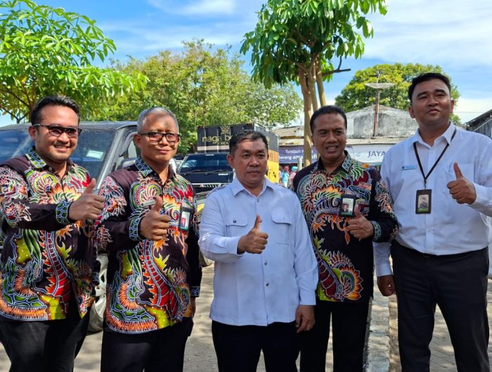 FOTO: Jajaran direksi BPRS Bhakti Sumekar bersama Rektor Universitas Bahaudin Mudhary Madura, usai peluncuran Program Innovatif Collaboration Project (ICP) sebagai wadah praktik mahasiswa Fakultas Bisnis dan Ekonomi, di Blok A Pasar Anom.