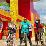 FOTO: Gerakan hemat energi dengan menggunakan transportasi ramah lingkungan berupa naik becak dan bersepeda saat berangkat maupun pulang kerja, ala Direktur RSUD dr. H. Moh. Anwar Sumenep, dr. Erliyati dan jajaran karyawan. (Ist/wartazone.com)