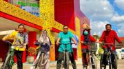 FOTO: Gerakan hemat energi dengan menggunakan transportasi ramah lingkungan berupa naik becak dan bersepeda saat berangkat maupun pulang kerja, ala Direktur RSUD dr. H. Moh. Anwar Sumenep, dr. Erliyati dan jajaran karyawan. (Ist/wartazone.com)
