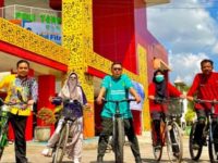 FOTO: Gerakan hemat energi dengan menggunakan transportasi ramah lingkungan berupa naik becak dan bersepeda saat berangkat maupun pulang kerja, ala Direktur RSUD dr. H. Moh. Anwar Sumenep, dr. Erliyati dan jajaran karyawan. (Ist/wartazone.com)