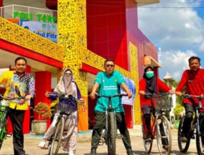 FOTO: Gerakan hemat energi dengan menggunakan transportasi ramah lingkungan berupa naik becak dan bersepeda saat berangkat maupun pulang kerja, ala Direktur RSUD dr. H. Moh. Anwar Sumenep, dr. Erliyati dan jajaran karyawan. (Ist/wartazone.com)