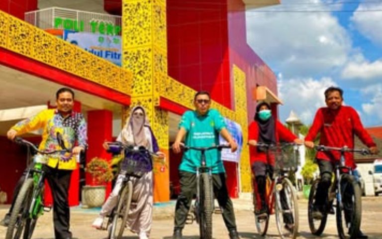 FOTO: Gerakan hemat energi dengan menggunakan transportasi ramah lingkungan berupa naik becak dan bersepeda saat berangkat maupun pulang kerja, ala Direktur RSUD dr. H. Moh. Anwar Sumenep, dr. Erliyati dan jajaran karyawan. (Ist/wartazone.com)