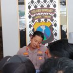 FOTO: Kapolres Sumenep, AKBP Anang Hardiyanto, saat memberikan keterangan batalnya Kapolda Jawa Timur menggelar konferensi pers terkait penemuan narkotika jenis kokain seberat 27,83 kilogram di wilayah pesisir Kecamatan Giligenting, Kabupaten Sumenep, Selasa (14 April 2026).