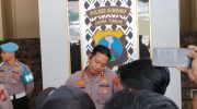 FOTO: Kapolres Sumenep, AKBP Anang Hardiyanto, saat memberikan keterangan batalnya Kapolda Jawa Timur menggelar konferensi pers terkait penemuan narkotika jenis kokain seberat 27,83 kilogram di wilayah pesisir Kecamatan Giligenting, Kabupaten Sumenep, Selasa (14 April 2026).