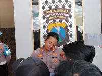 FOTO: Kapolres Sumenep, AKBP Anang Hardiyanto, saat memberikan keterangan batalnya Kapolda Jawa Timur menggelar konferensi pers terkait penemuan narkotika jenis kokain seberat 27,83 kilogram di wilayah pesisir Kecamatan Giligenting, Kabupaten Sumenep, Selasa (14 April 2026).