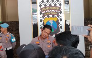 FOTO: Kapolres Sumenep, AKBP Anang Hardiyanto, saat memberikan keterangan batalnya Kapolda Jawa Timur menggelar konferensi pers terkait penemuan narkotika jenis kokain seberat 27,83 kilogram di wilayah pesisir Kecamatan Giligenting, Kabupaten Sumenep, Selasa (14 April 2026).