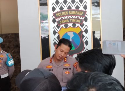 FOTO: Kapolres Sumenep, AKBP Anang Hardiyanto, saat memberikan keterangan batalnya Kapolda Jawa Timur menggelar konferensi pers terkait penemuan narkotika jenis kokain seberat 27,83 kilogram di wilayah pesisir Kecamatan Giligenting, Kabupaten Sumenep, Selasa (14 April 2026).