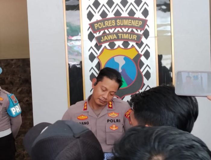 FOTO: Kapolres Sumenep, AKBP Anang Hardiyanto, saat memberikan keterangan batalnya Kapolda Jawa Timur menggelar konferensi pers terkait penemuan narkotika jenis kokain seberat 27,83 kilogram di wilayah pesisir Kecamatan Giligenting, Kabupaten Sumenep, Selasa (14 April 2026).