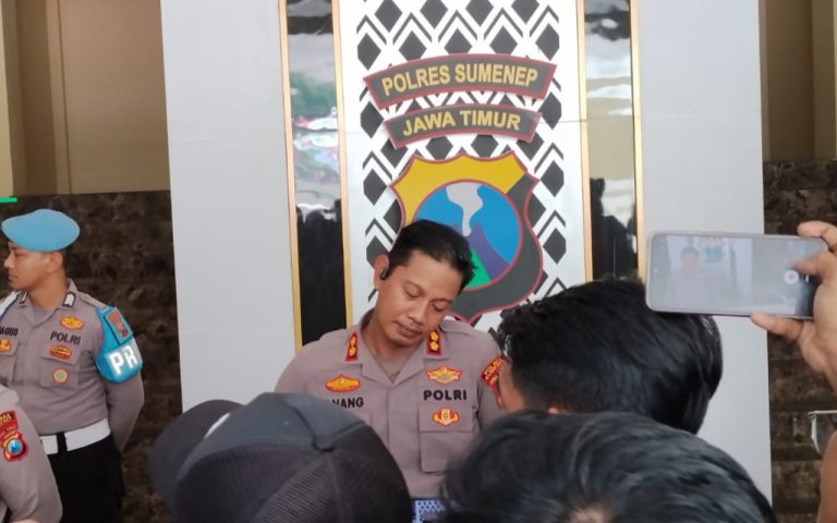 FOTO: Kapolres Sumenep, AKBP Anang Hardiyanto, saat memberikan keterangan batalnya Kapolda Jawa Timur menggelar konferensi pers terkait penemuan narkotika jenis kokain seberat 27,83 kilogram di wilayah pesisir Kecamatan Giligenting, Kabupaten Sumenep, Selasa (14 April 2026).